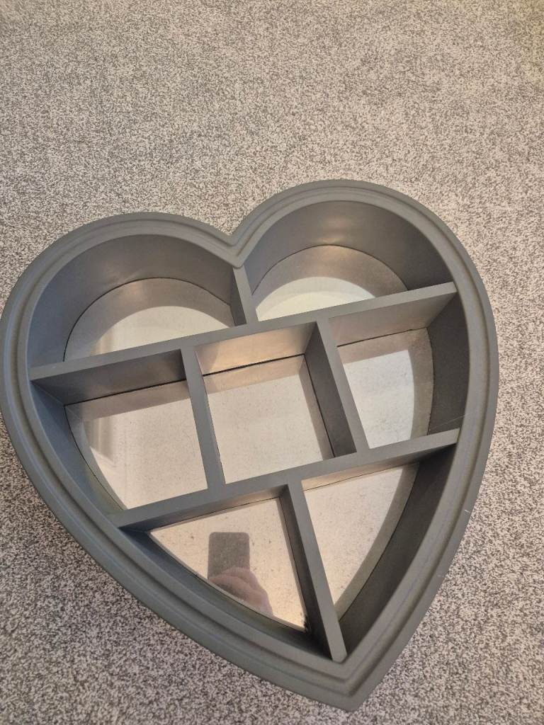 Mirrored heart shelf display unit