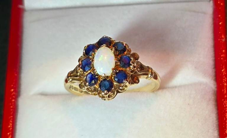 Stunning 9ct Gold Sapphire Opal Cluster  Ring - See Details/Photos