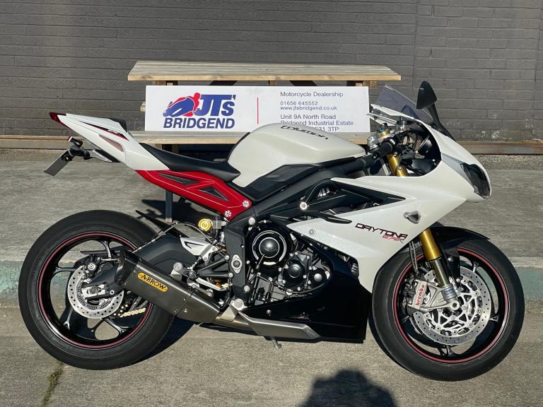 Triumph Daytona 675R 2013 in pearlescent White 