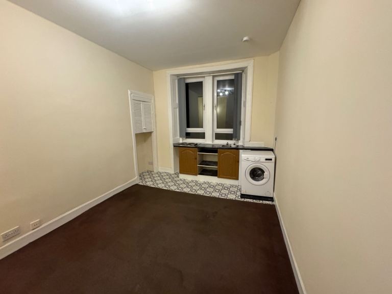 Excellent bright studio flat Rutherglen