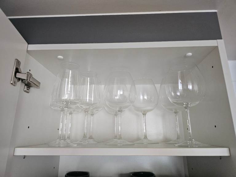 Set of 6 Clear Glass Wine Glasses – Good Condition
