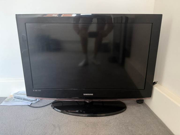 32 inch Samsung Flat Screen TV – Black, Good Condition