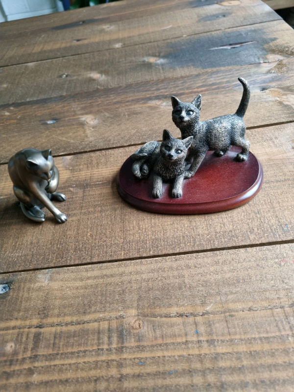 Set of 2 cat ornament figures.