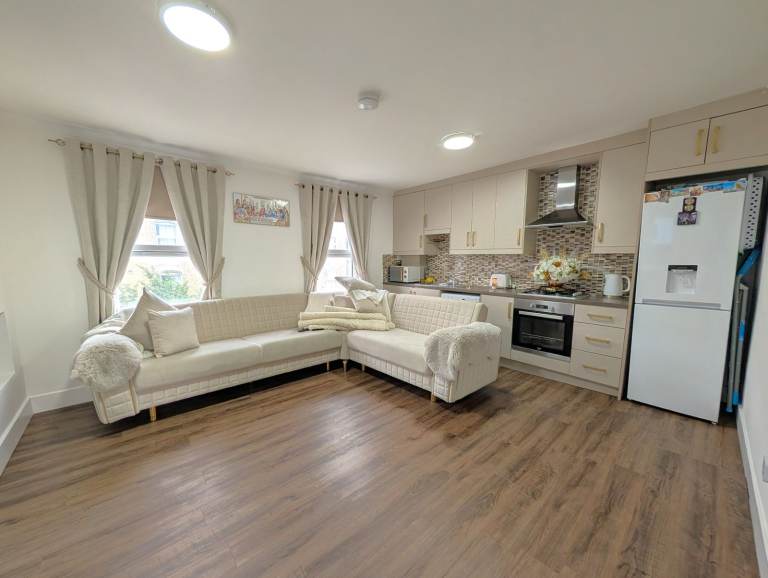 Second floor recently decorated 1 bedroom flat to rent in Willesden Junction short walk from station
