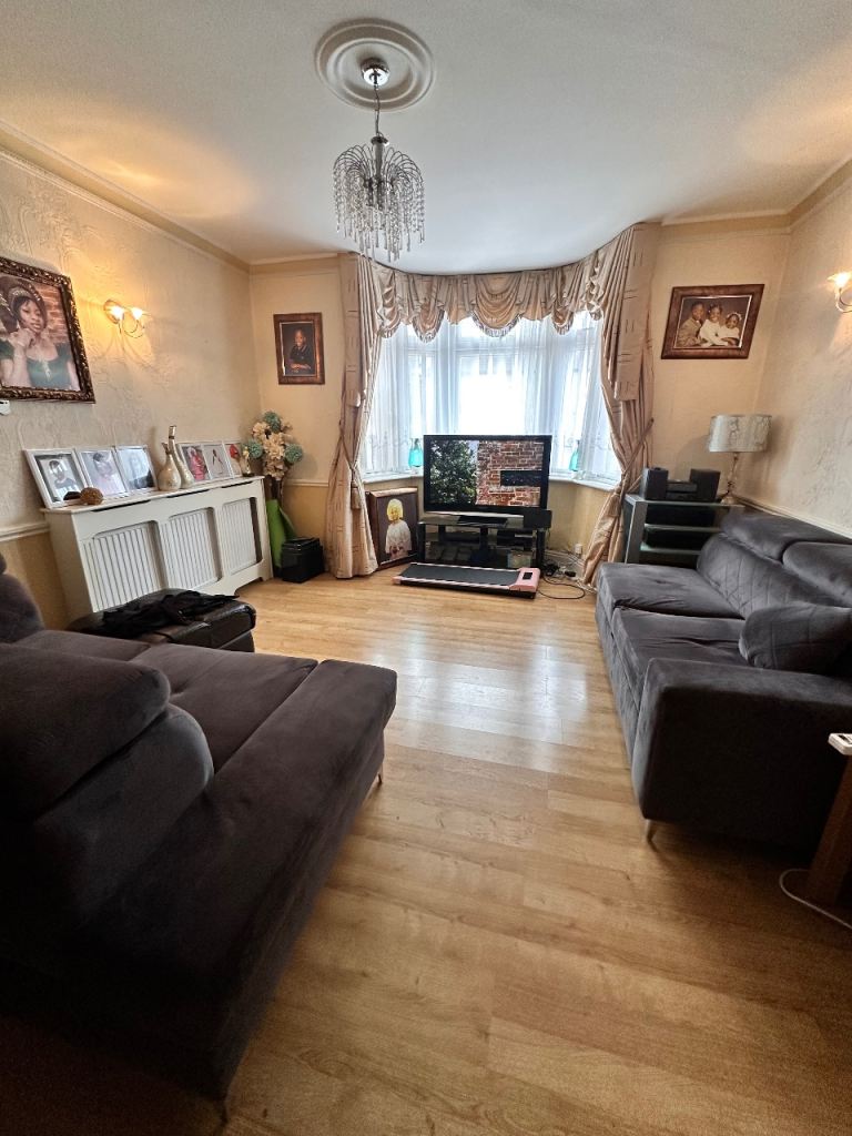 A Double Sized Room at Romford for rent all bill included 