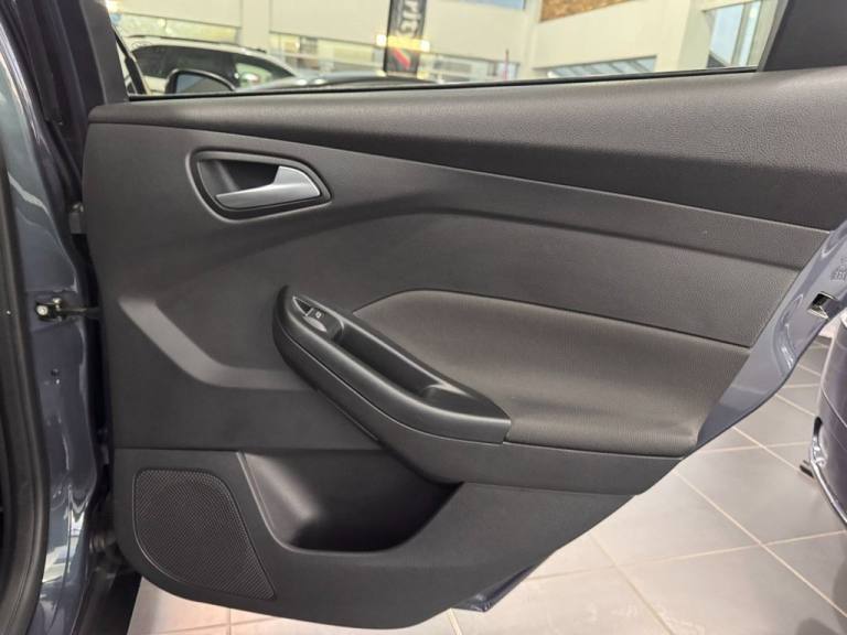 2014 Ford Focus 1.6 TDCi 115 Zetec Navigator 5dr HATCHBACK DIESEL Manual