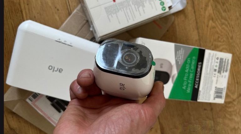 Arlo Pro wireless security system CCTV indoor / outdoor 3 cameras  Kit