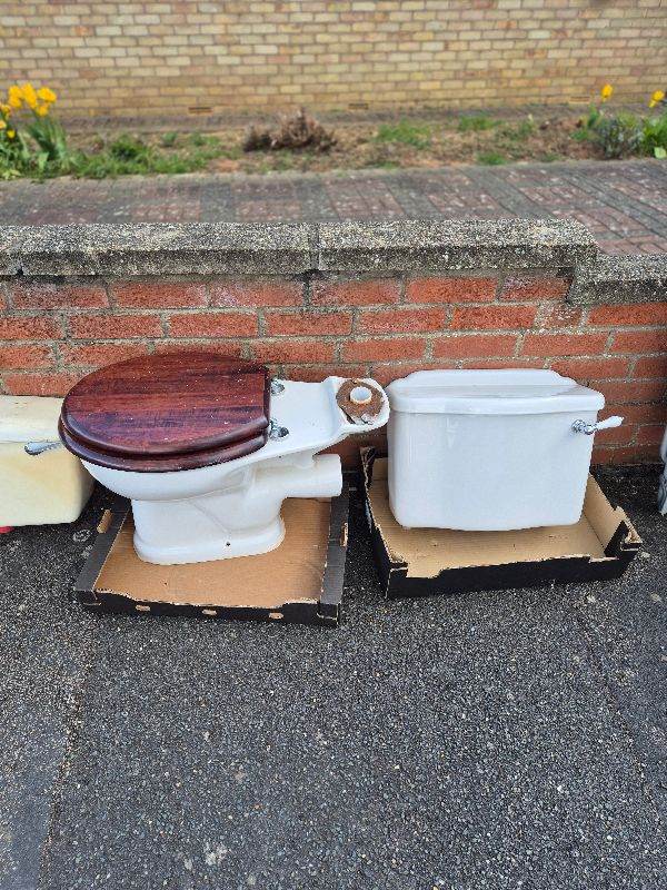 FREE Working close coupled Vcg toilet and cistern
