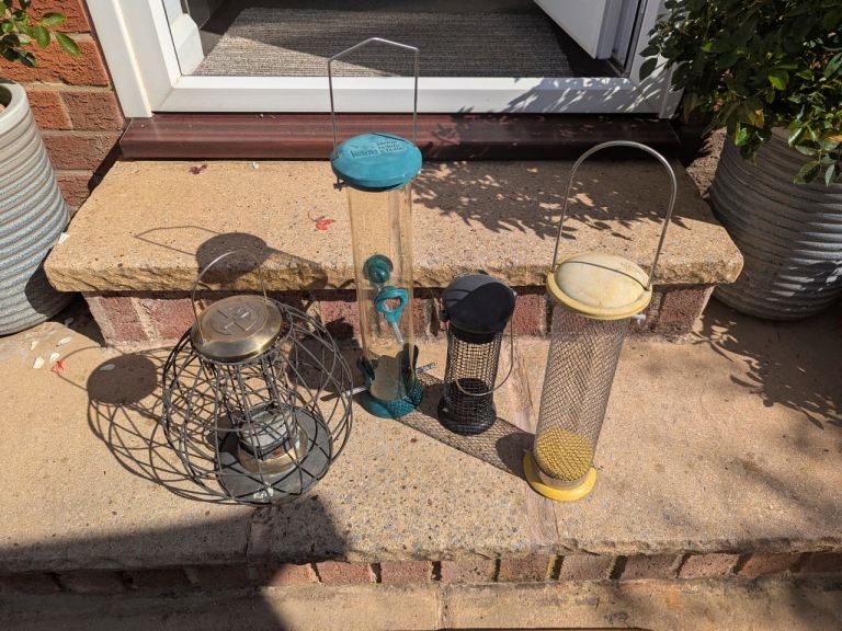4 x bird feeders 