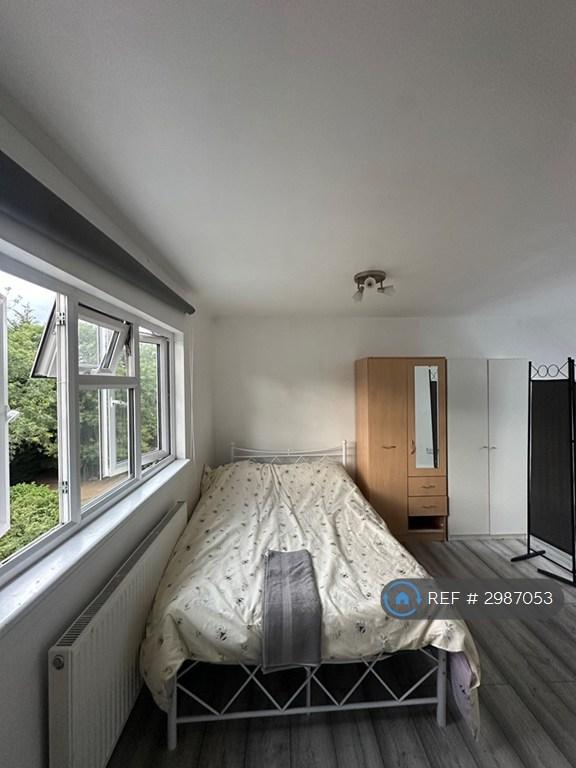 1 bedroom in Farm Road, Edgware, HA8 (#2987053)