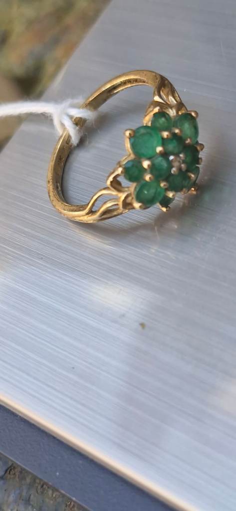 9ct gold set with emerald cluster with central diamond