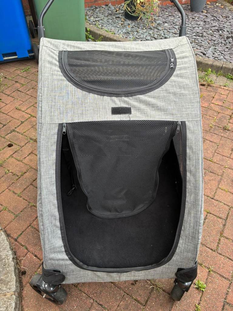 Dog stroller very good condition 