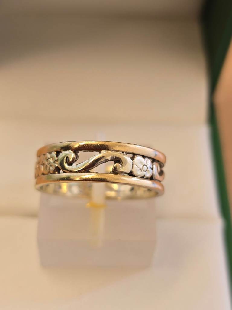 9CT TWO-TONE GOLD DAISY & SCROLLS BAND