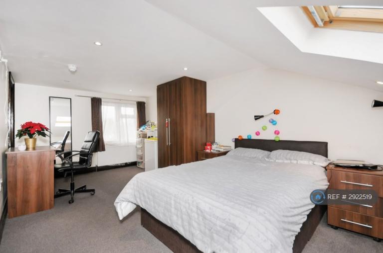1 bedroom in Station Road, London, TW3 (#2922519)