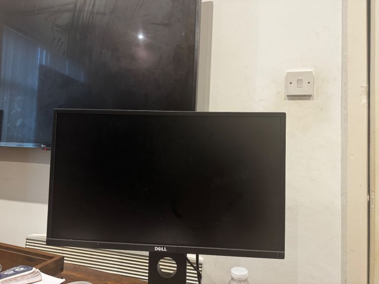 Dell 27″ Monitor – Good Condition – Stand & Cables – £59.99