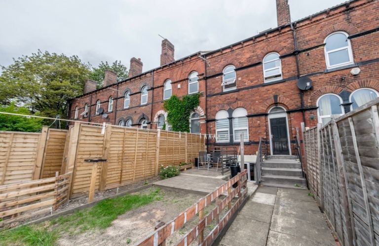 Flat 2, 4 Cricketers Terrace Armley LS12 1ST