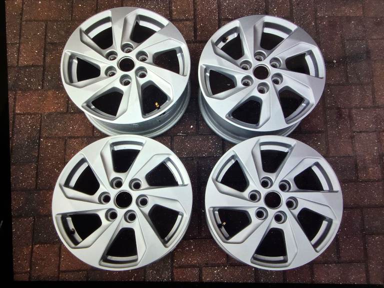 Immaculate 6 stud ford custom alloys