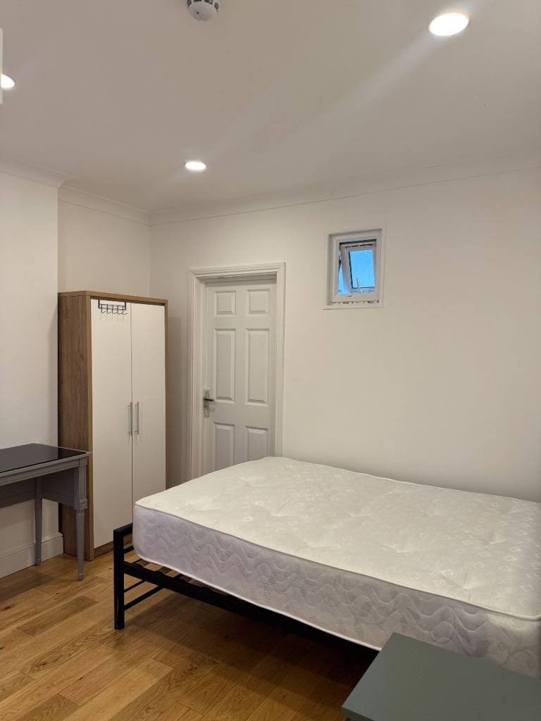 Modern Double En-Suite Room close to Colindale  | Bills Included & Furnished