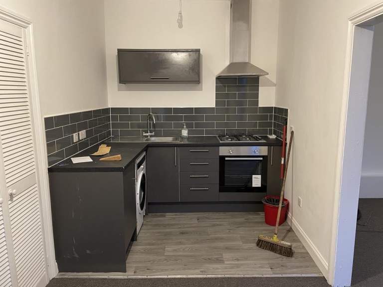 Refurbished 2 bedroom first floor flat to rent in Montpelier. 