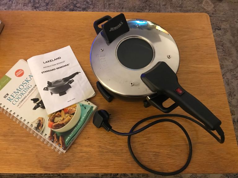 Lakeland Remoska Standard Electric Cooker with Cookbook