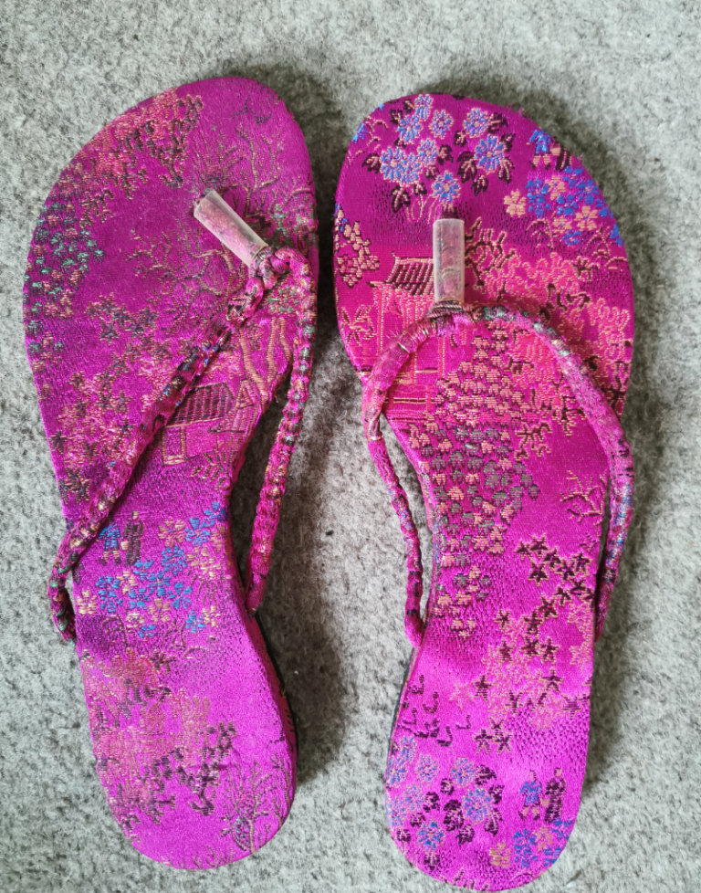 Beautiful Asian style silk look sandles flip flops size 6