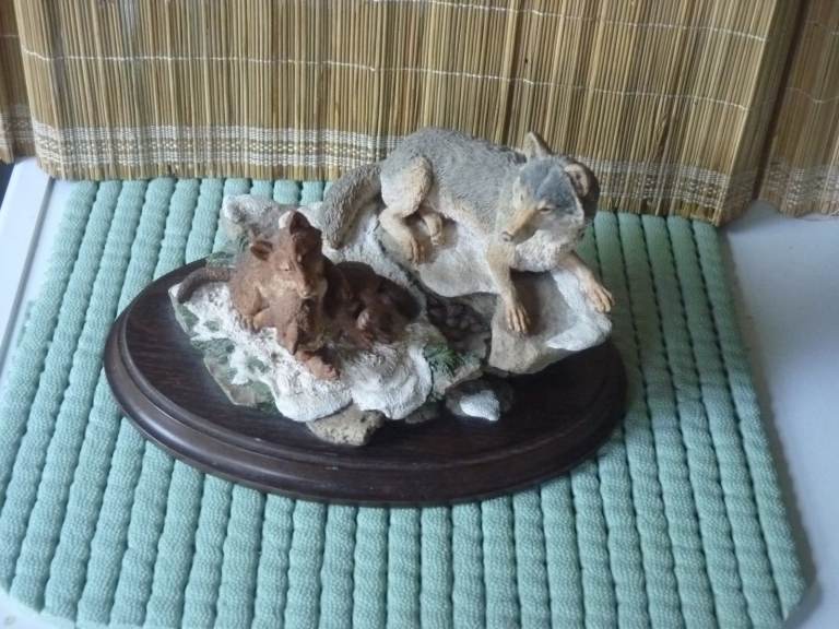 Country Artists CA643 Wolf Mother with cubs 