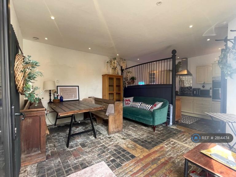 3 bedroom house in Wellington Place, Sandgate, CT20 (3 bed) (#2814474)