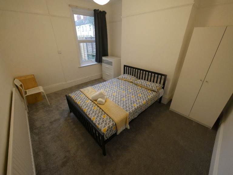 Large Double room to let  near Train Station Bournemouth