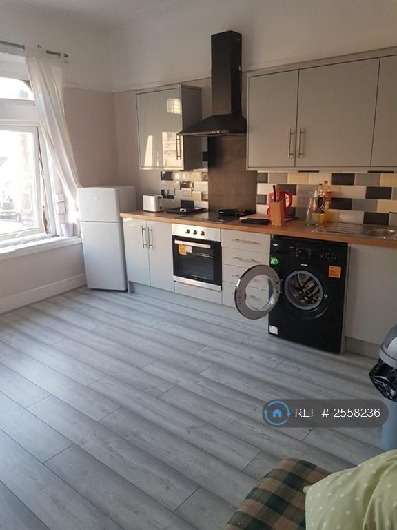 2 bedroom flat in Two Mile Hill Road, Bristol, BS15 (2 bed) (#2558236)