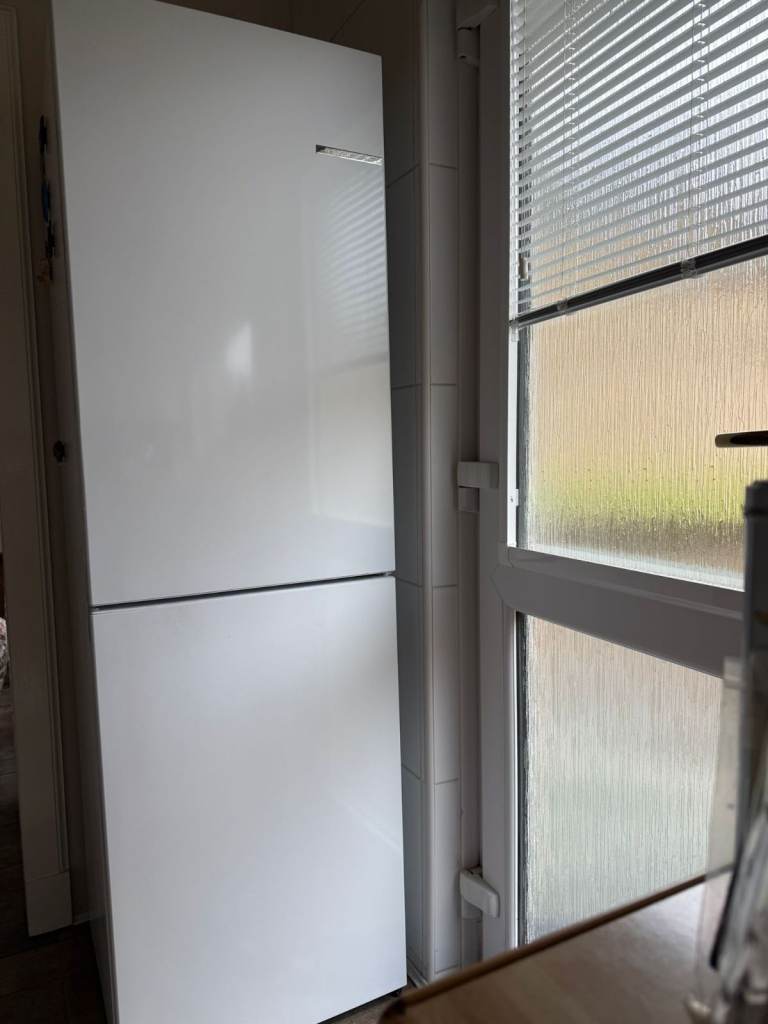White Freestanding Fridge Freezer – Good Condition