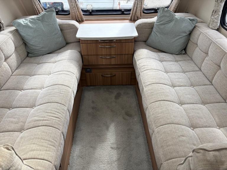 LUNAR CLUBMAN ES - 3 BERTH CARAVAN WITH END WASHROOM + MOTORMOVER