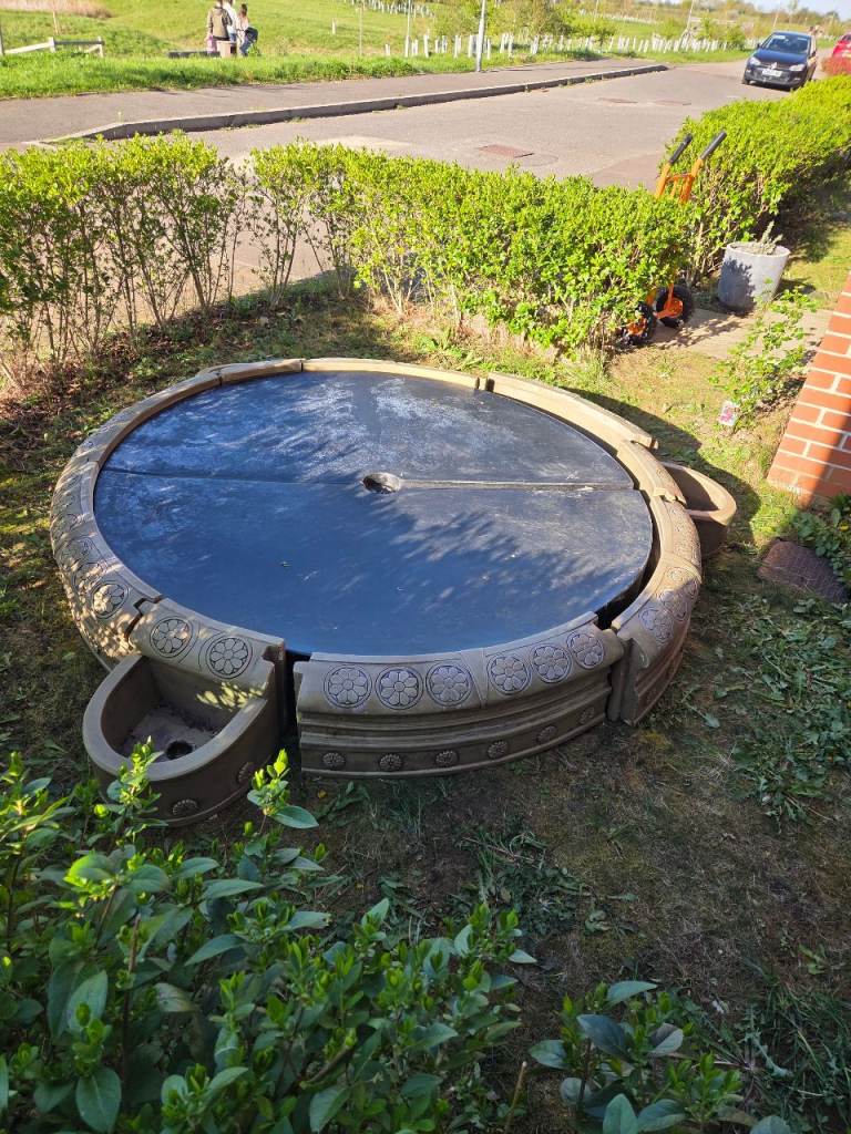 Cast-stone garden fountain / planter feature. Incomplete but ideal as garden ornament. Must collect.