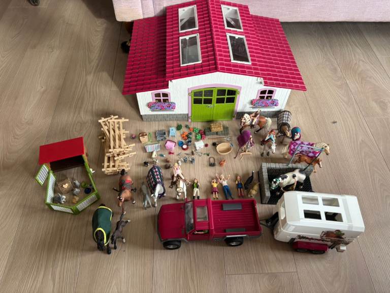 Large Schleich Horse Club Stable, Figures, Truck & Trailer Set