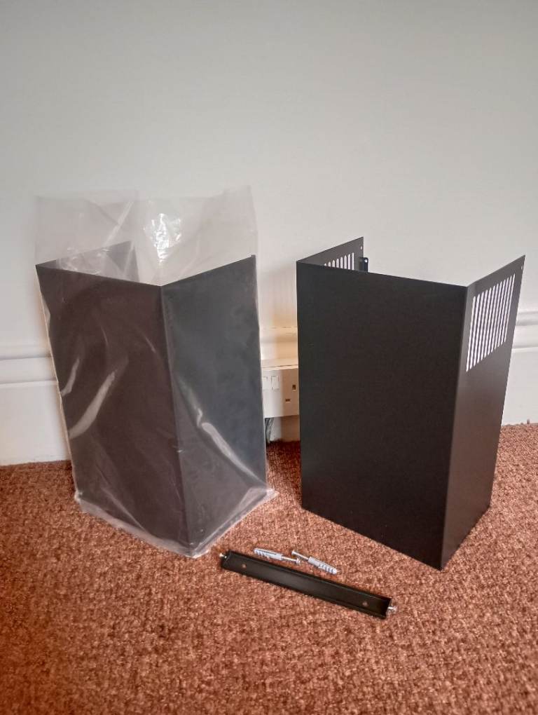 Cooker hood extractor shroud