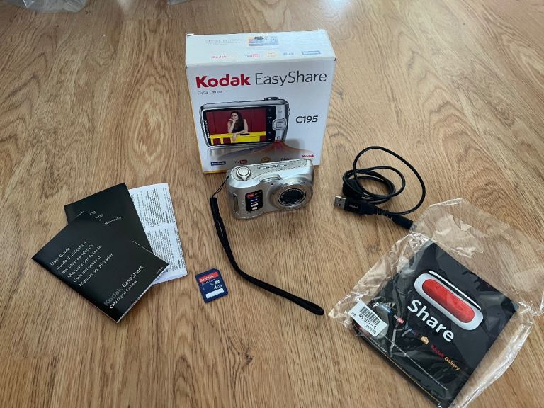 Retro Kodak EasyShare C195 Digital Camera with Box and Accessories