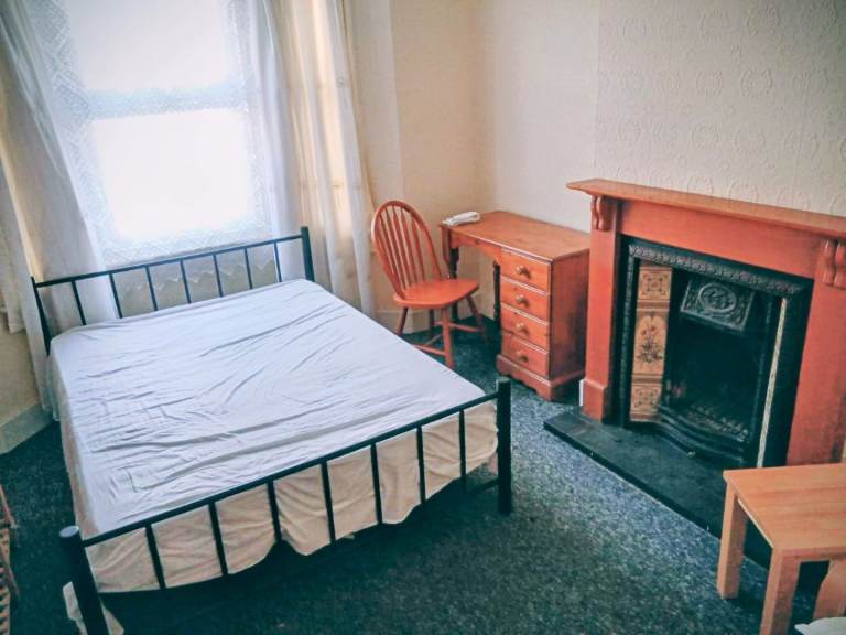 Large room available in Reading £595 including gas electric water and council tax 