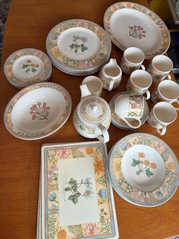 Wedgwood Home Garden Maze Dinnerware Set – As New Condition | in