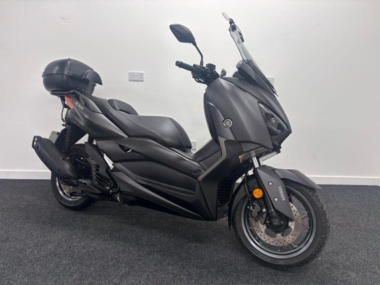 YAMAHA XMAX 125 ** LOW MILEAGE - ONE OWNER - TOP BOX **