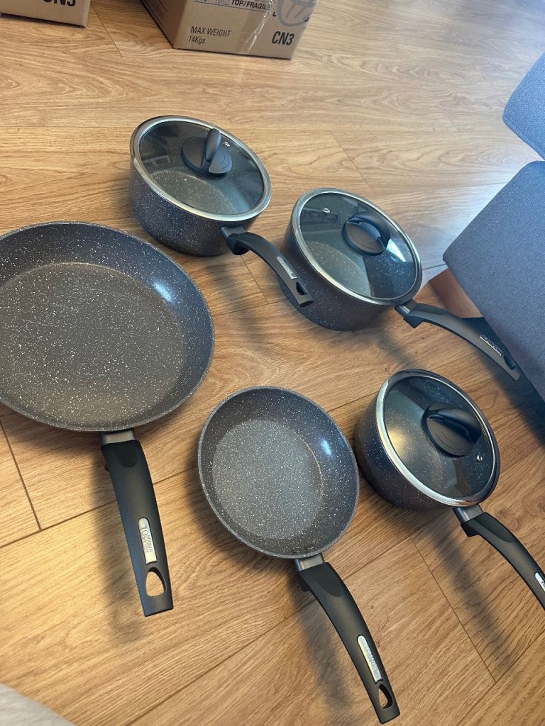 Tower pots and pans set