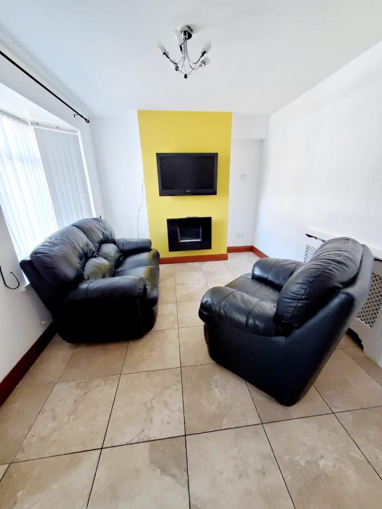 Furnished 2 bedroom house Belfast city center 