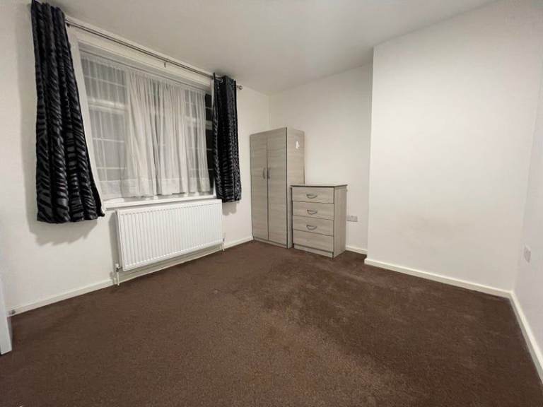 Large & spacious ensuite bedsit on Tanfield Ave