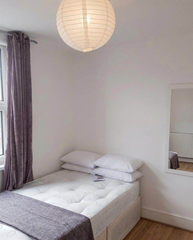 🏠 Modern Double Room | 30 Sec from Station 🚇 | Fully Furnished | 4 Rooms Available 🤍