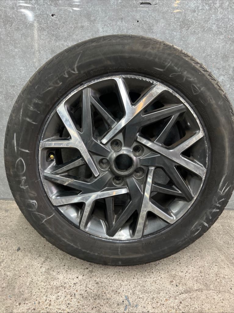 Hyundai Kona 18 inch alloy wheel 52910-cm300