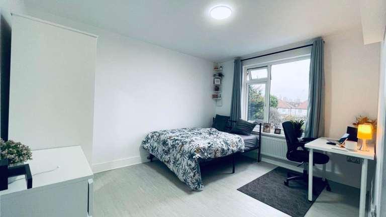 Double room, 3 mins from Hounslow East Tube station