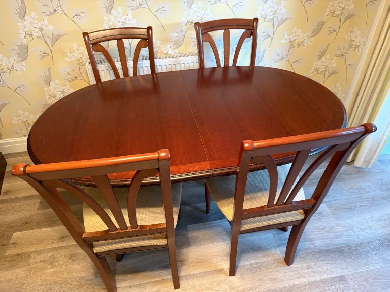Extending Dining Table seating 6-8 people, and 4 chairs - Excellent condition