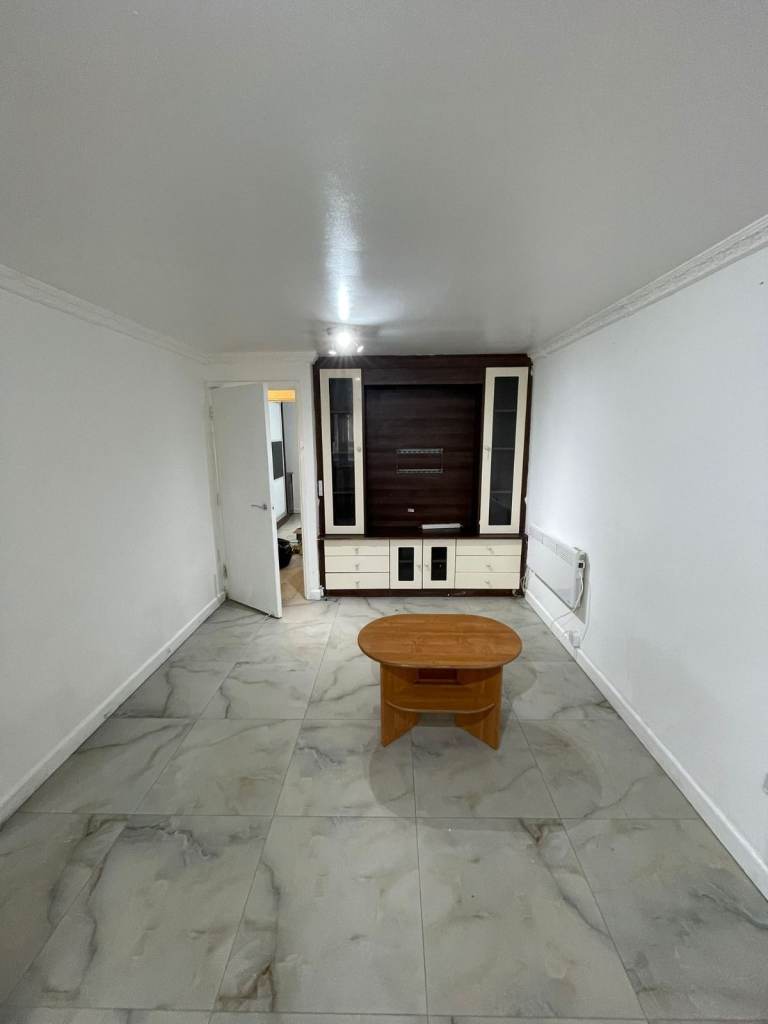 2 Bed Flat, Pickwick Close,Hounslow, TW4