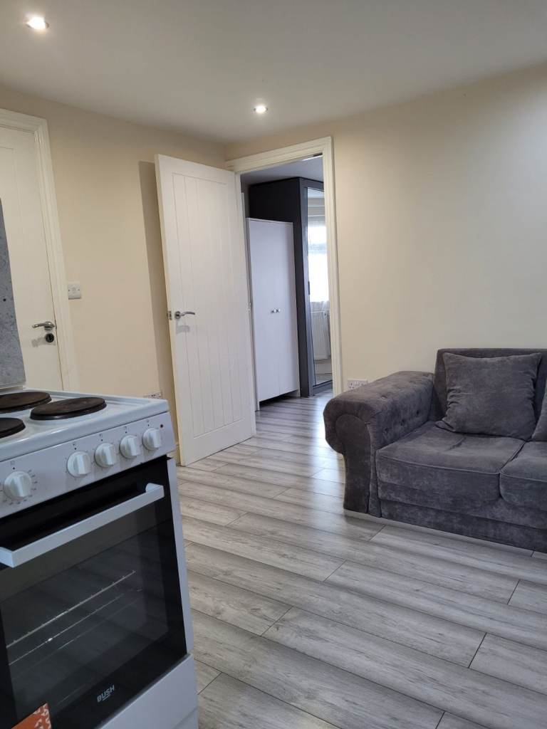 1 Bed Flat available For Couple in Indian Telugu Family home in Hounslow - £1300 including all Bills