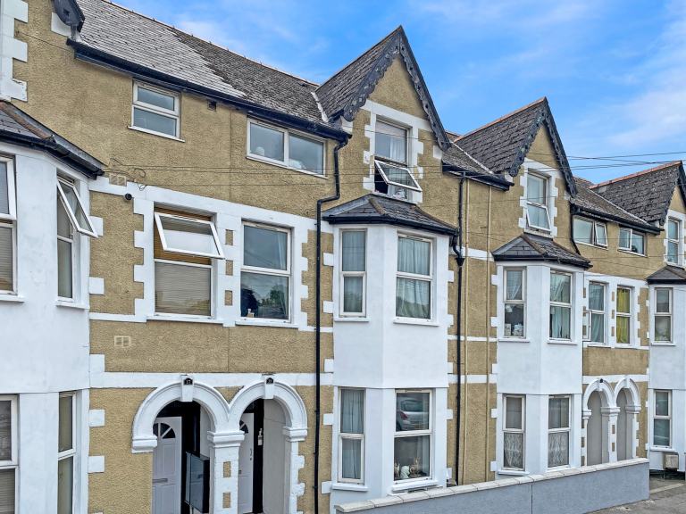 1 bedroom flat in 25 Ely Road, Cardiff, CF5 Book Online - The Rent Guru {78}