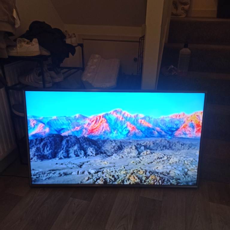 50"4K LG Smart TV - Very Good Condition + Wall Bracket  