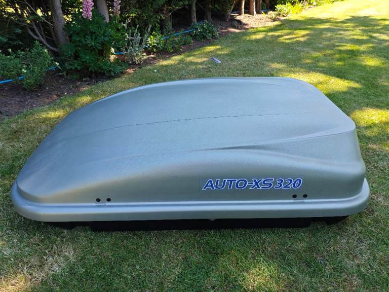 320 car roof box lockable with all fittings and 2 straps.